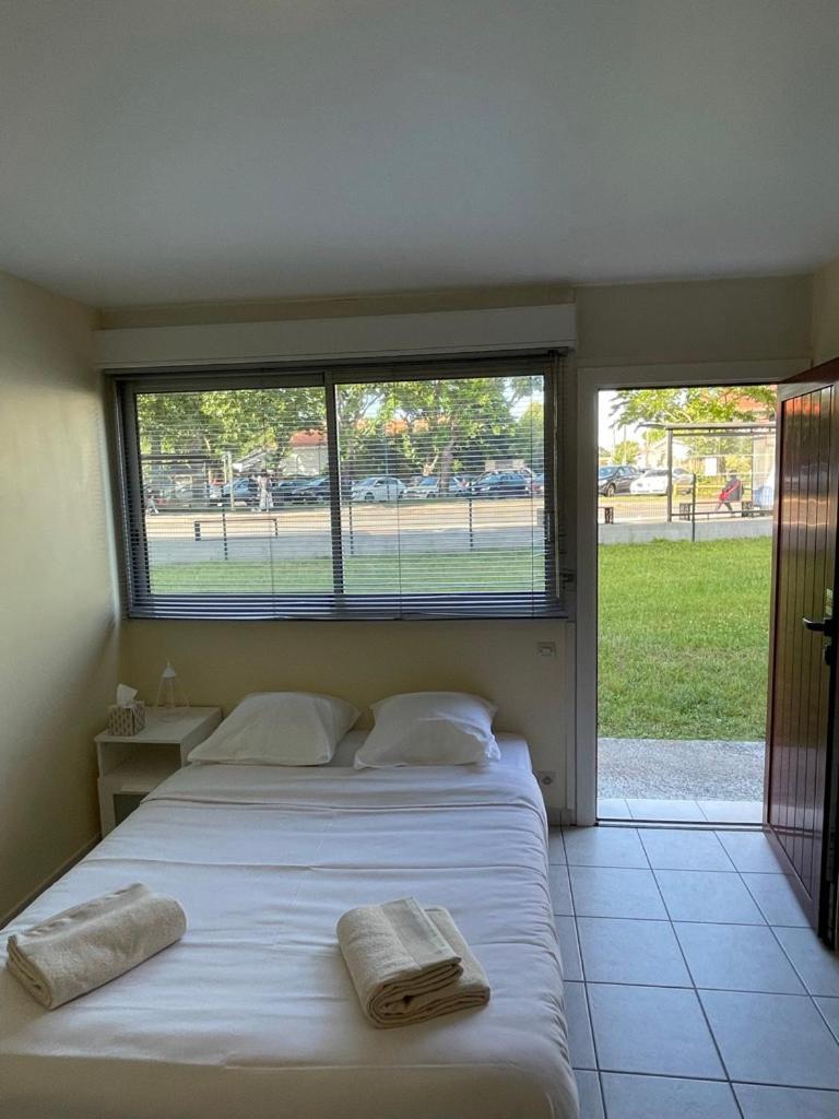 Appartement Ou Studio En Hyper Centre, Pour La Plage Et La Rue Pietonne Il Suffit De Traverser La Rue , Voir La Photo Principale Andernos-les-Bains Bagian luar foto